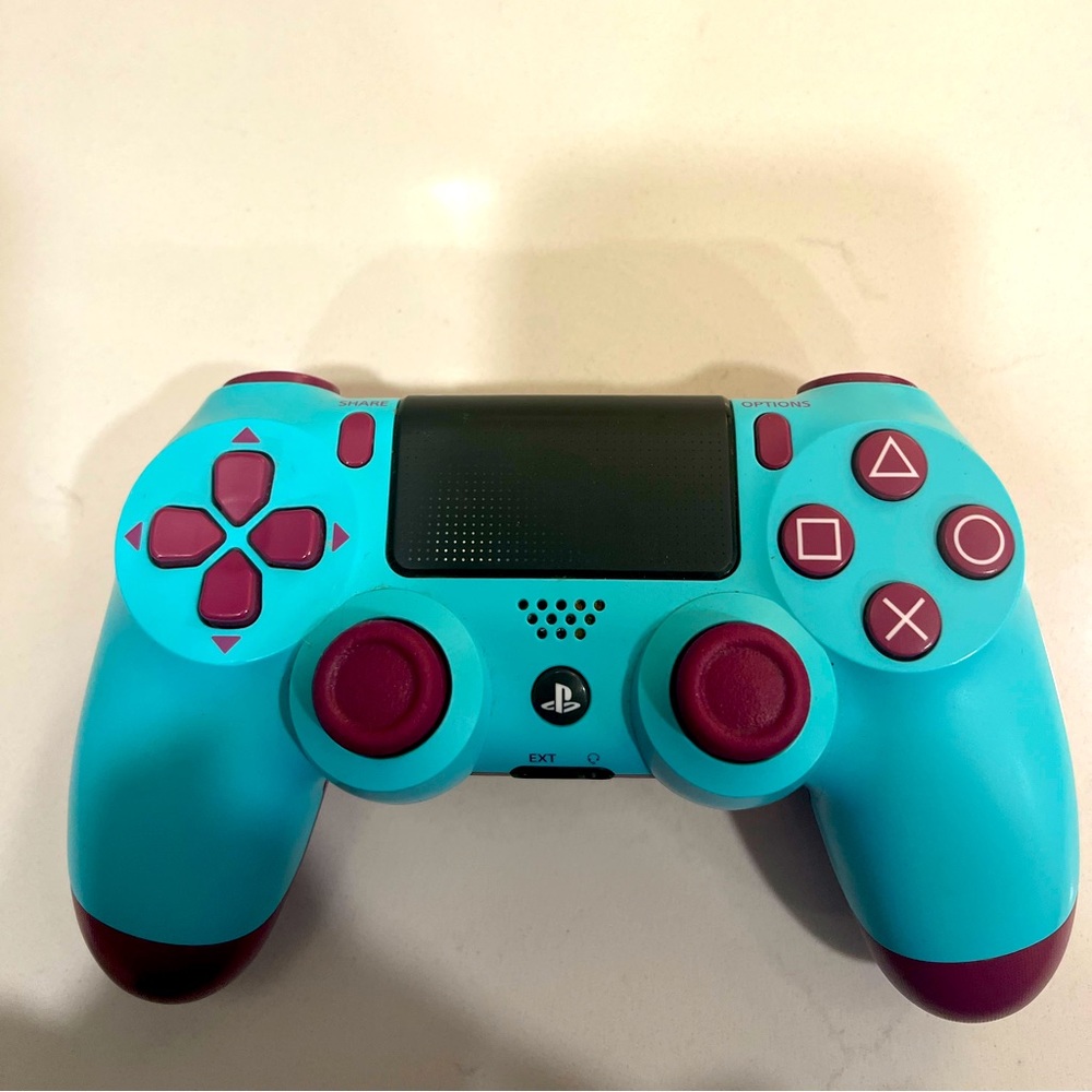 DualShock 4 wireless controller for PlayStation 4 “Berry Blue” special edition.